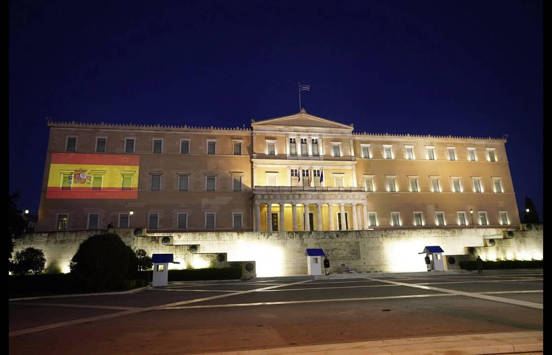 Η Βουλή των Ελλήνων φωταγωγήθηκε στα χρώματα της Ισπανίας -Σε ένδειξη αλληλεγγύης εν μέσω πανδημίας [εικόνες]