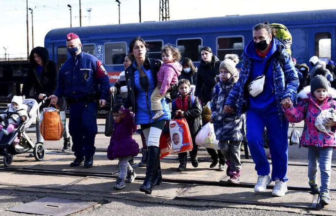 Μηταράκης: Αεροσκάφη ή λεωφορεία στην Πολωνία για να παραλάβουν Ουκρανούς πρόσφυγες