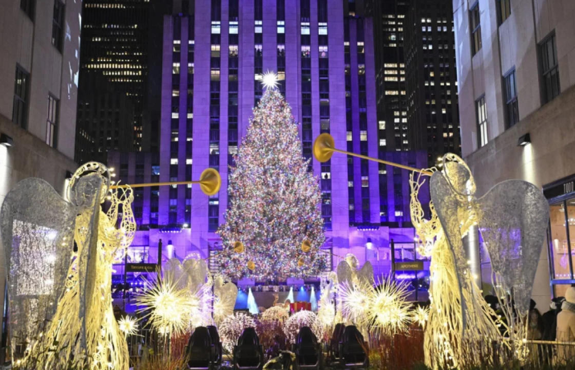 Φωταγωγήθηκε το εμβληματικό χριστουγεννιάτικο δέντρο στο Rockefeller Center - Φαντασμαγορικό σόου