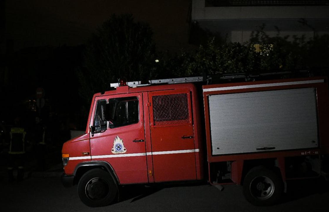 Πυρκαγιά τα μεσάνυχτα σε αυλή συγκροτήματος ενοικιαζόμενων κατοικιών στο Ψαλίδι