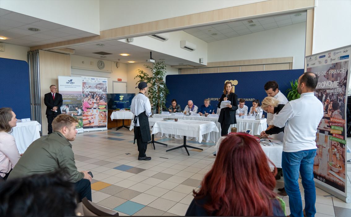 Δημήτρης Μαυρόπουλος young chef presenting.JPG