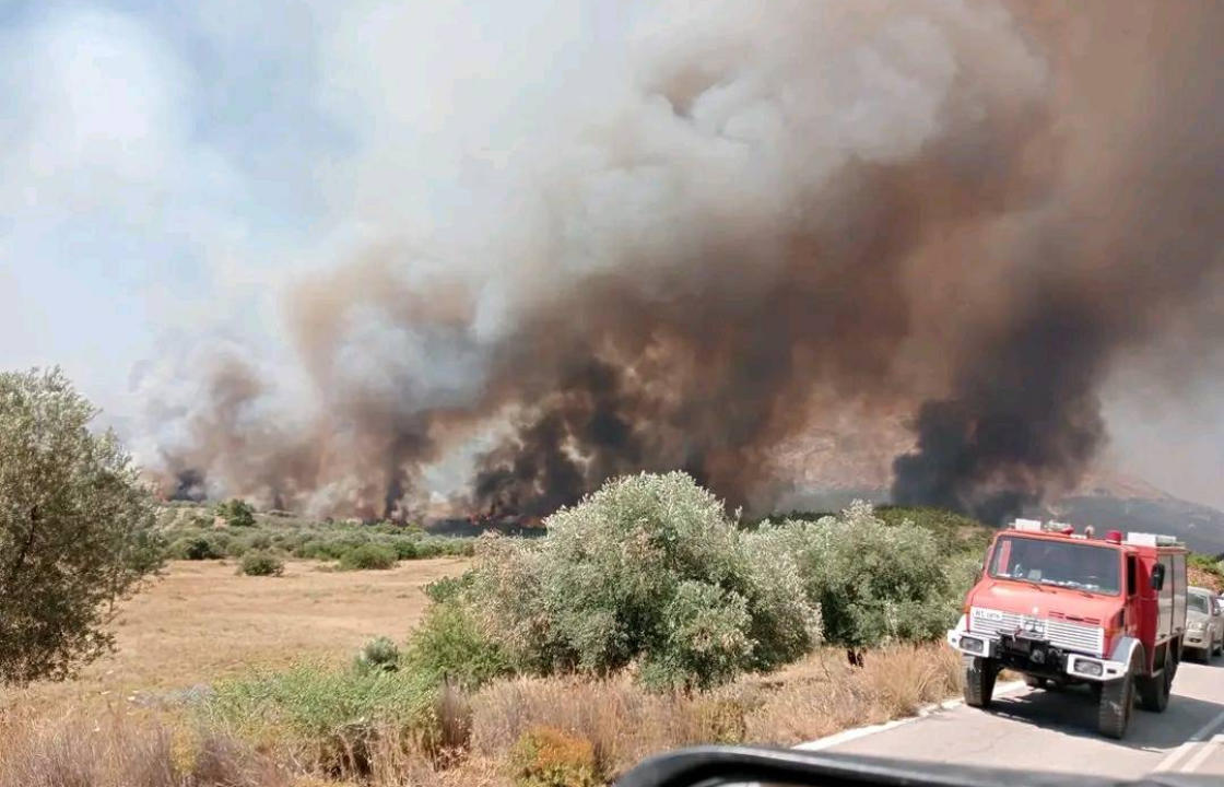 Μαίνεται ανεξέλεγκτη η φωτιά στη Ρόδο - Εντολή για εκκένωση χωριών