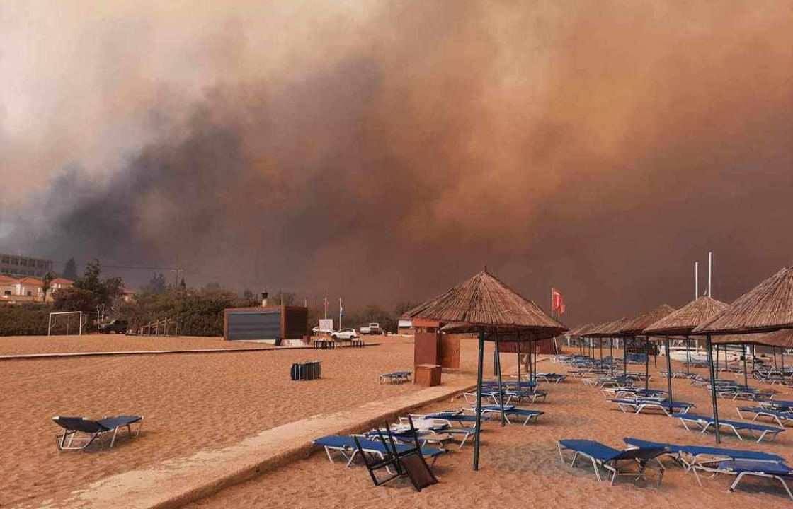 Ανεξέλεγκτη η φωτιά στη Ρόδο: Εκκενώθηκαν χωριά και ξενοδοχεία – Απεγκλωβισμοί δια θαλάσσης