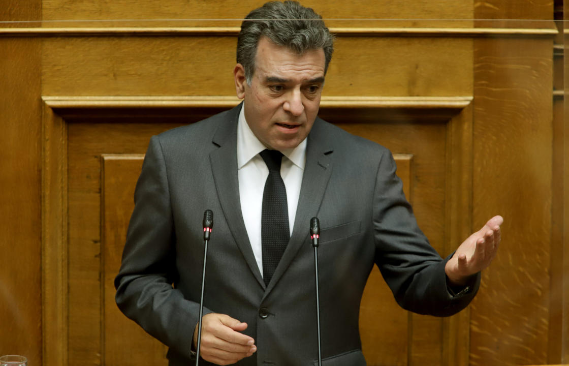 ΜΑΝΟΣ ΚΟΝΣΟΛΑΣ : 1.800 ευρώ επιπλέον μισθού για τους γιατρούς που θα επιλέξουν να έρθουν στα νησιά και 1.200 ευρώ επιπλέον για τους νοσηλευτές