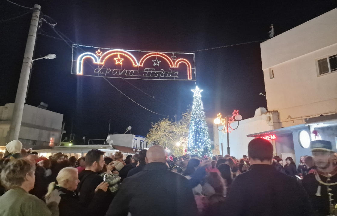 Άναψε το Χριστουγεννιάτικο δέντρο και στην Κέφαλο - Χριστουγεννιάτικες μελωδίες και παιδικά χαμόγελα γέμισαν την πλατεία του χωριού