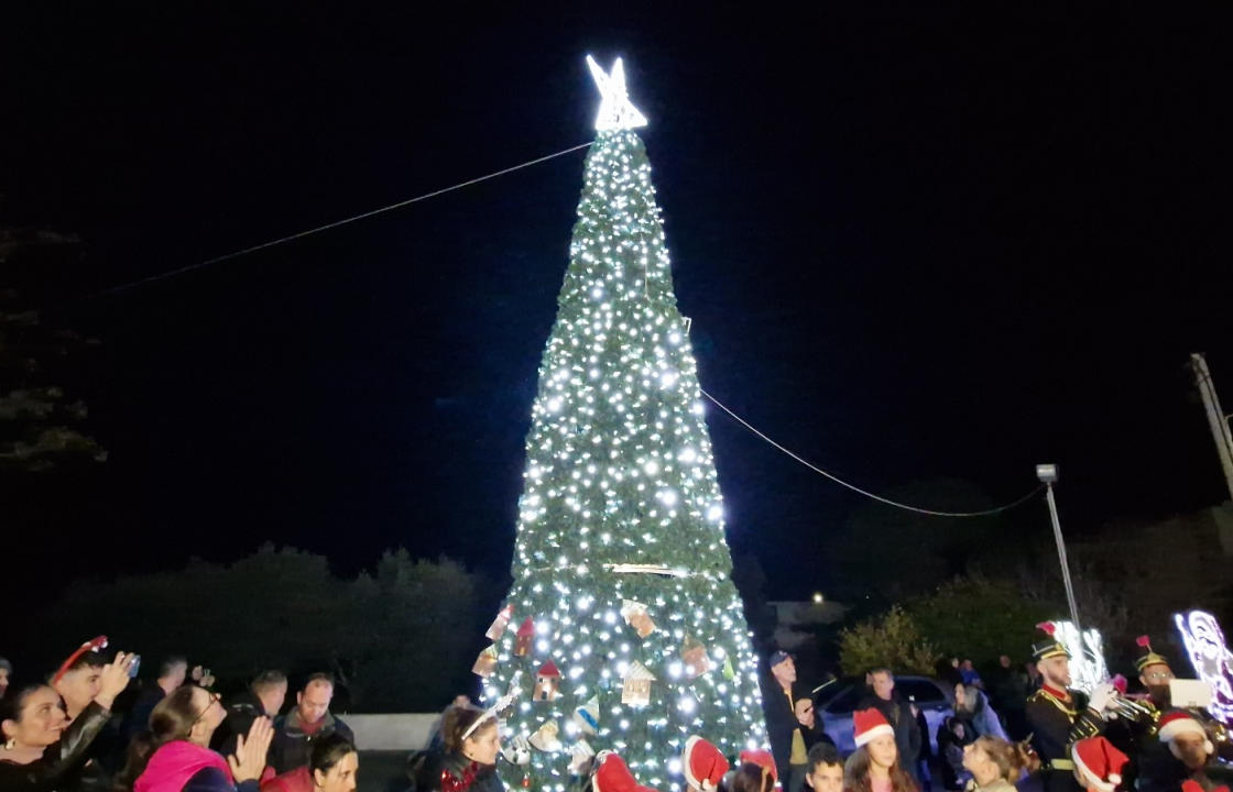 Το άναμμα του Χριστουγεννιάτικου δέντρου στην Αντιμάχεια - Δείτε φωτογραφίες &amp; βίντεο