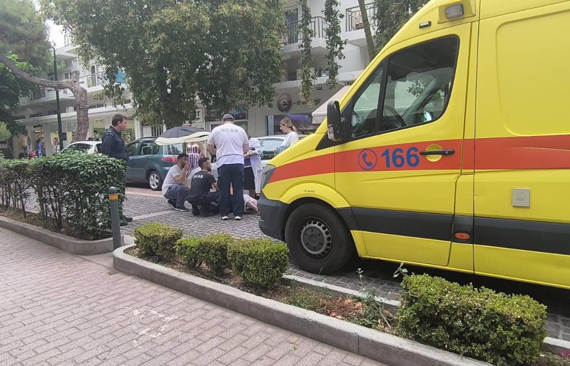45 λεπτά βρισκόταν στο οδόστρωμα, τραυματισμένη τουρίστρια, στην πόλη της Κω - Το ασθενοφόρο ήταν σε άλλο περιστατικό. Δείτε βίντεο και φωτογραφίες