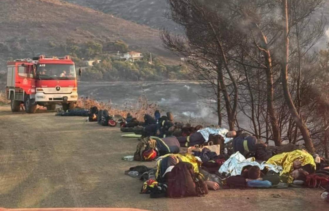 Δεν είναι στην Κω η φωτογραφία που δημοσιεύθηκε στα μέσα κοινωνικής δικτύωσης με τους πυροσβέστες να κοιμούνται στον δρόμο