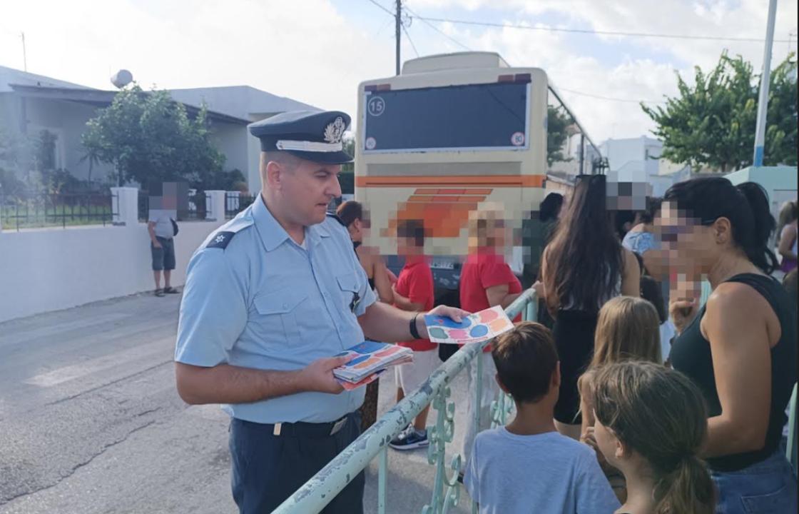 Ενημερωτικά φυλλάδια οδικής ασφάλειας διανεμήθηκαν από αστυνομικούς σε γονείς και μαθητές σχολείων στo Νότιο Αιγαίο