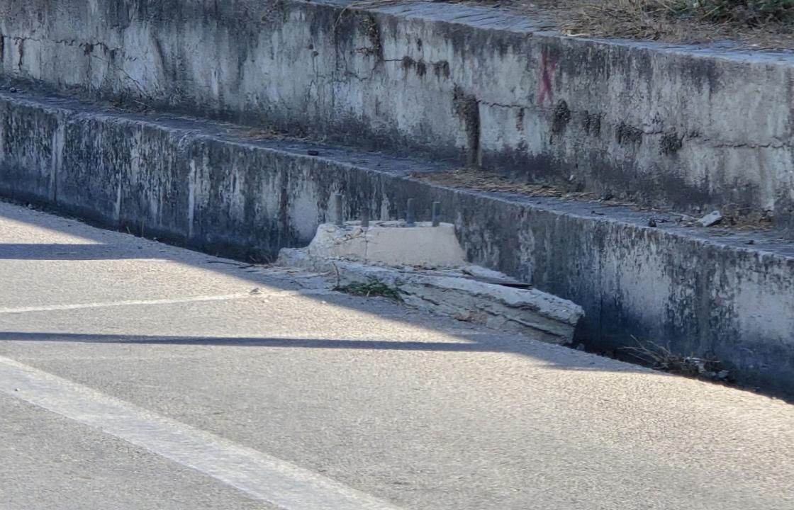 Έβγαλαν την κολώνα φωτισμού αλλά άφησαν την τσιμεντένια βάση εντός του καναλιού απορροής ομβρίων στον επαρχιακό