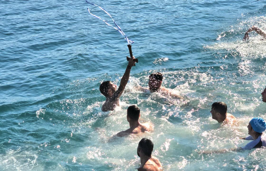 Τα θεοφάνεια στην Κω - Ο Αλέξης Μερτζάνογλου έπιασε τον Σταυρό στην πόλη της Κω