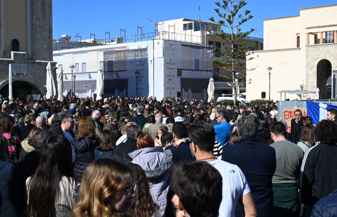 Γέμισε η Πλατεία Ελευθερίας στη συγκέντρωση διαμαρτυρίας στην Κω για το έγκλημα στα ΤΕΜΠΗ