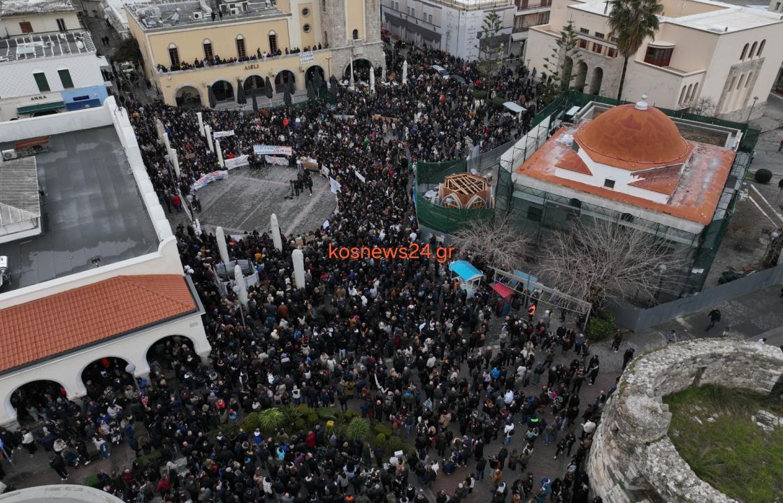 Πλημμύρισε από κόσμο η Πλατεία Ελευθερίας στην Κω στη συγκέντρωση μνήμης για τα θύματα των Τεμπών