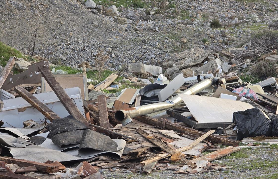 Σκουπιδότοπος και το παλαιό λατομείο στη Ζιά - Δείτε φωτογραφίες